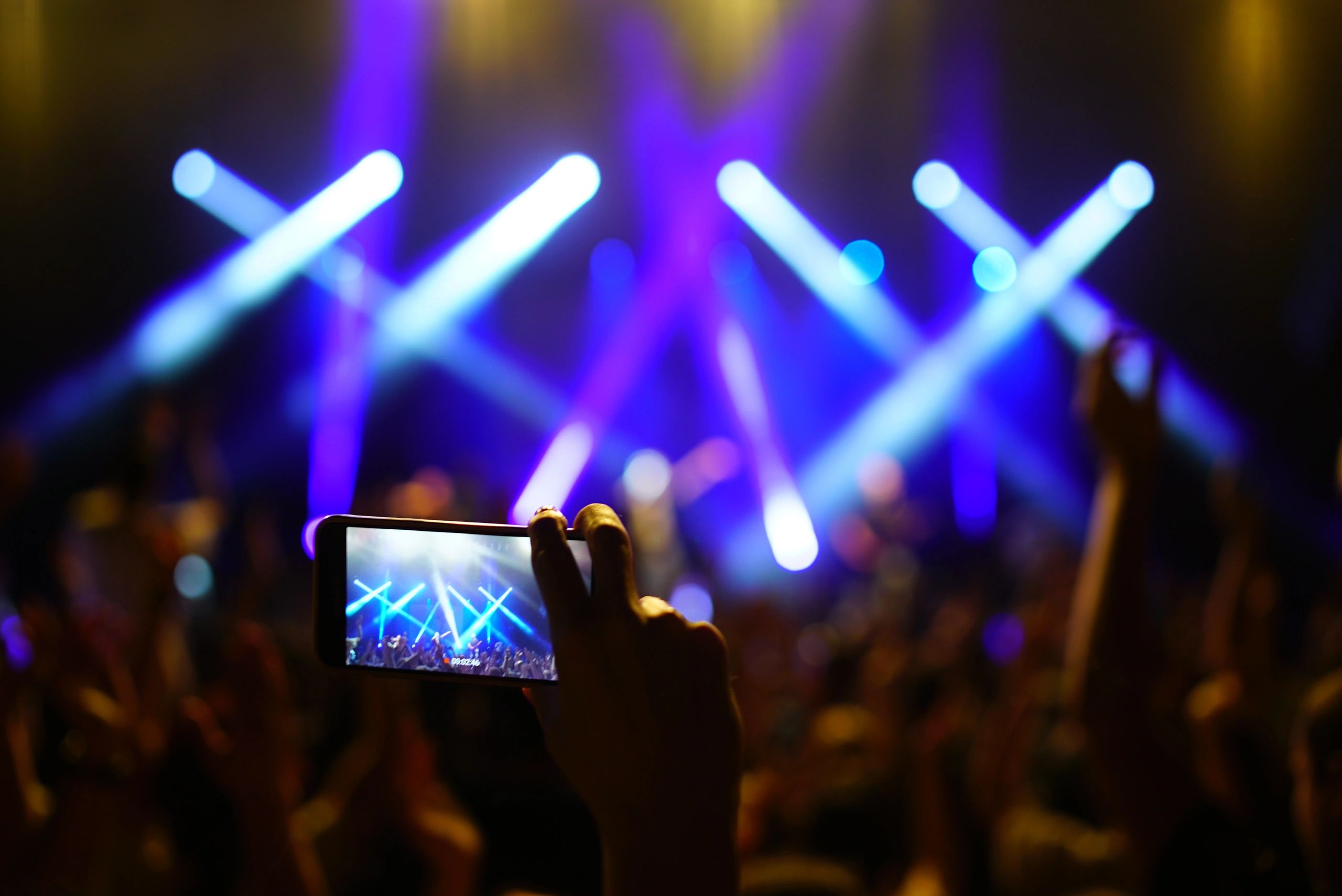 Mano grabando un concierto con el celular