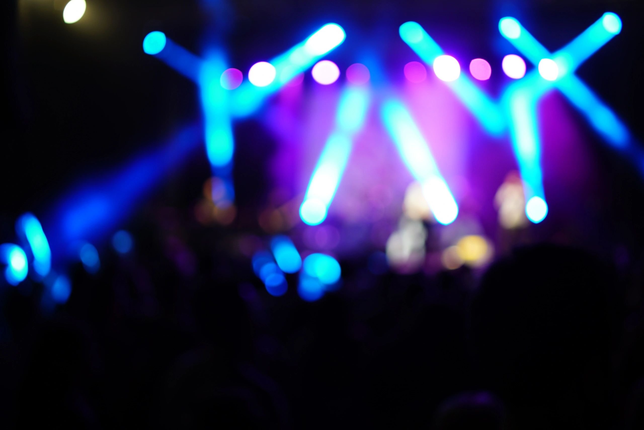 Producción de evento con pantallas y luces de escenario