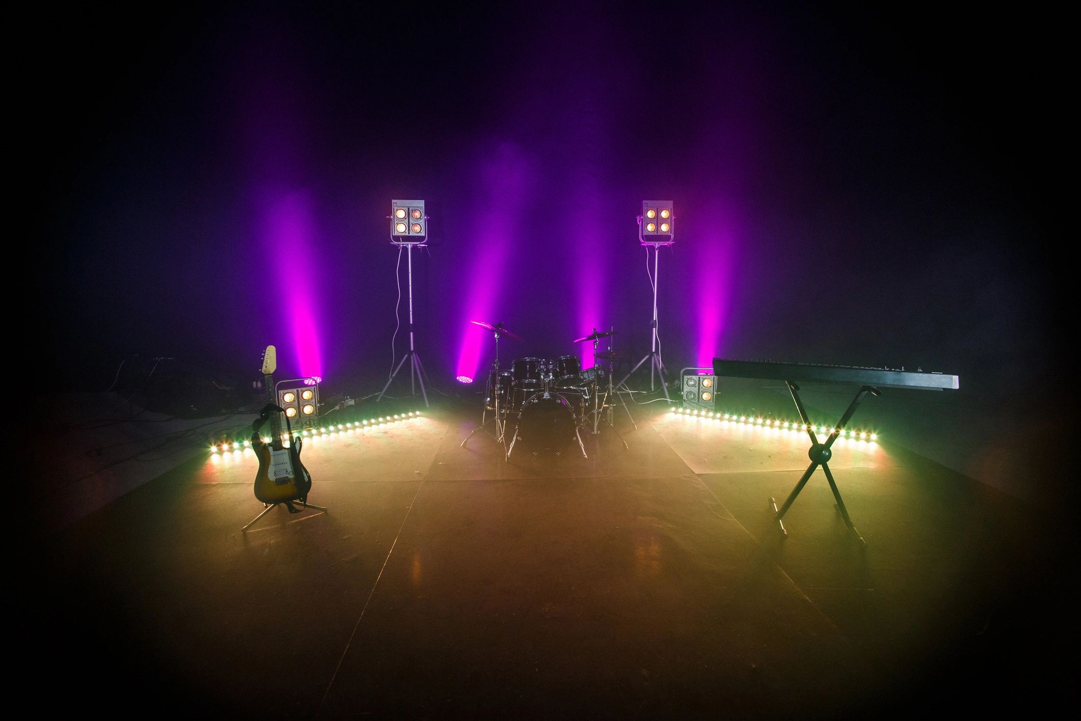 Escenario listo con iluminación profesional