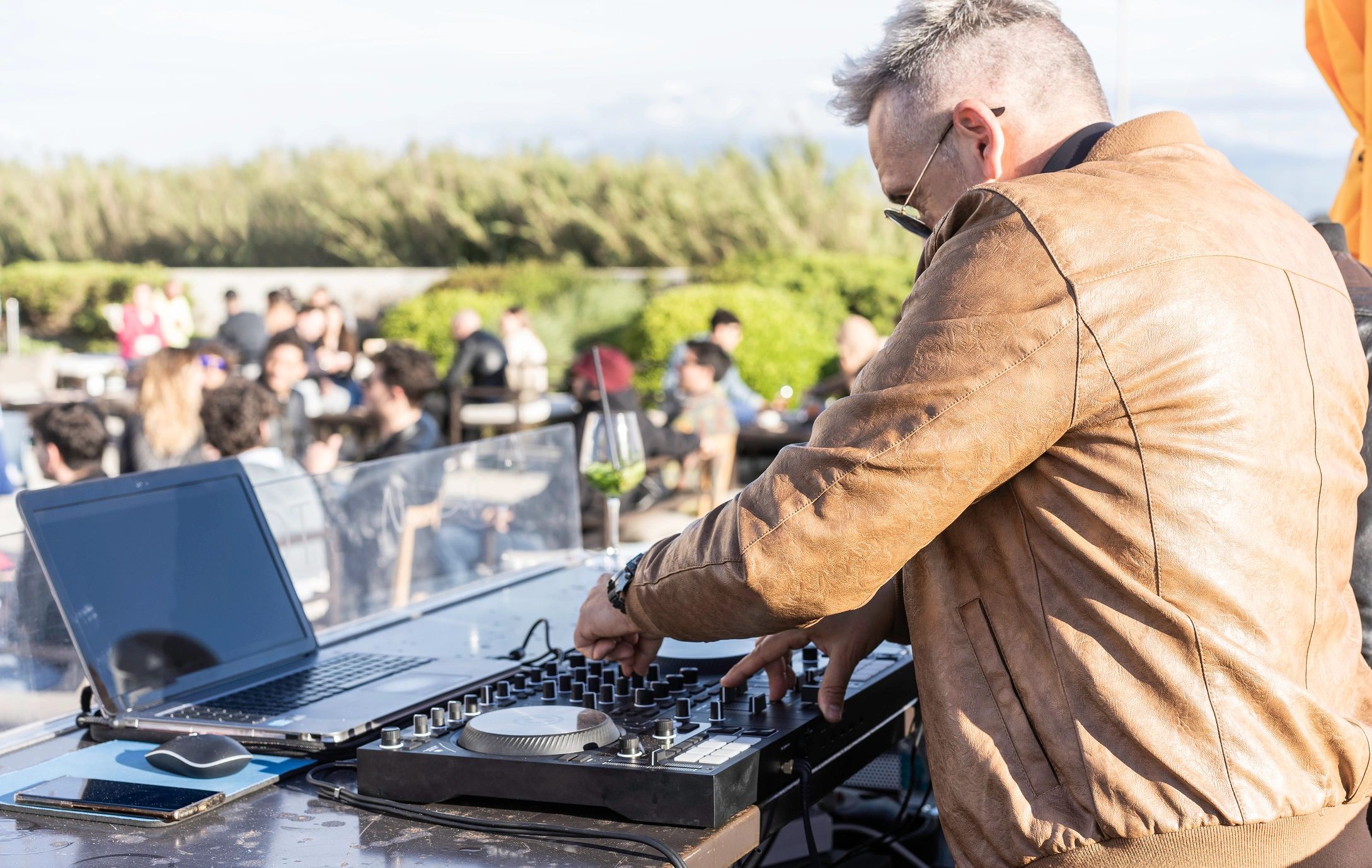 DJ operando en evento al aire libre