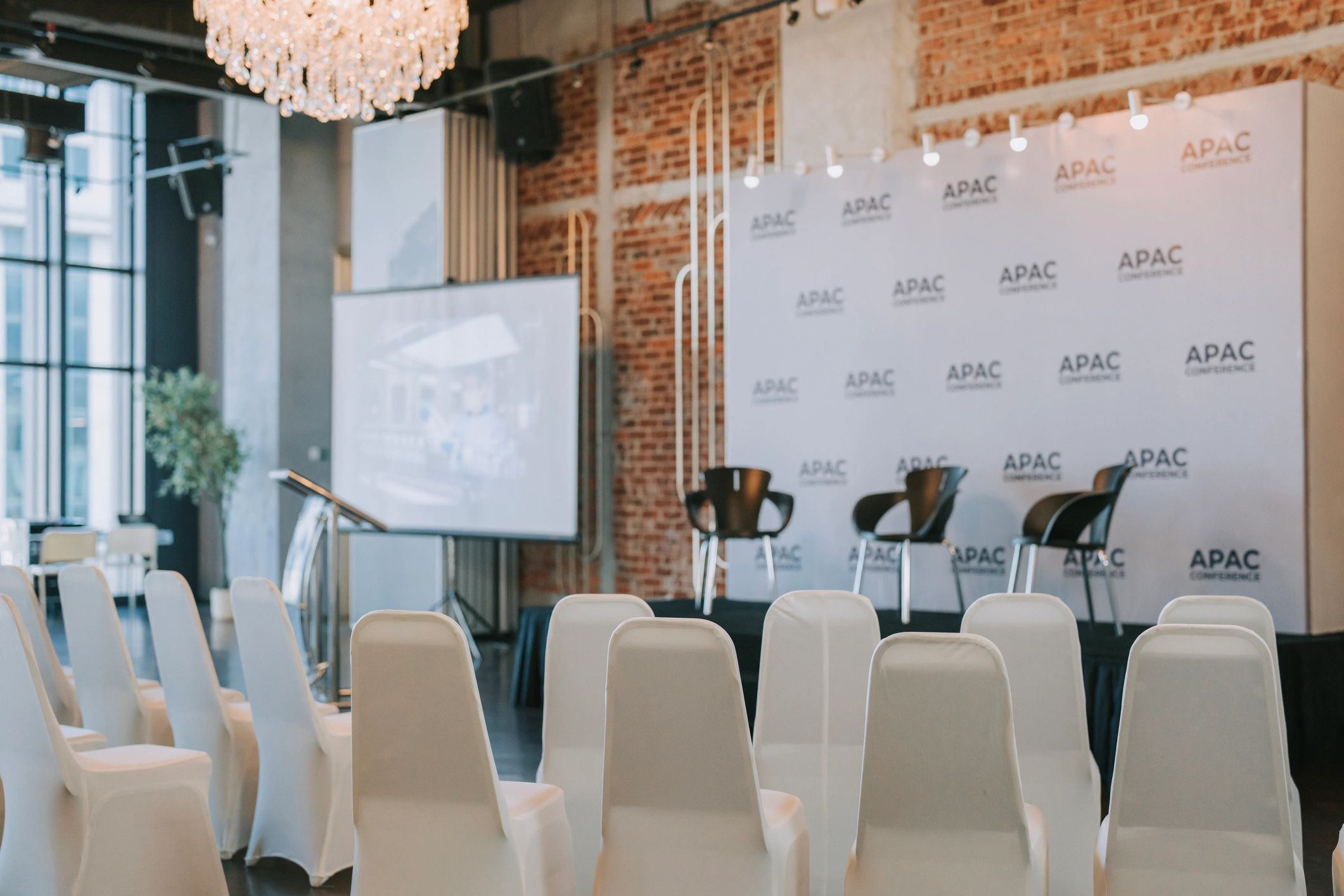 Montaje de evento corporativo con escenario, pantalla y luces