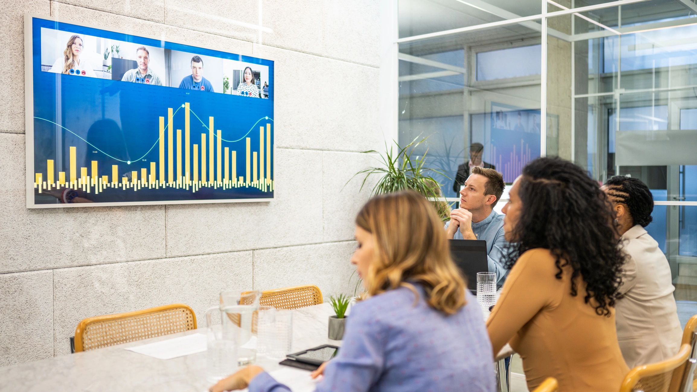 Reunión con videollamada en pantalla grande para evento híbrido