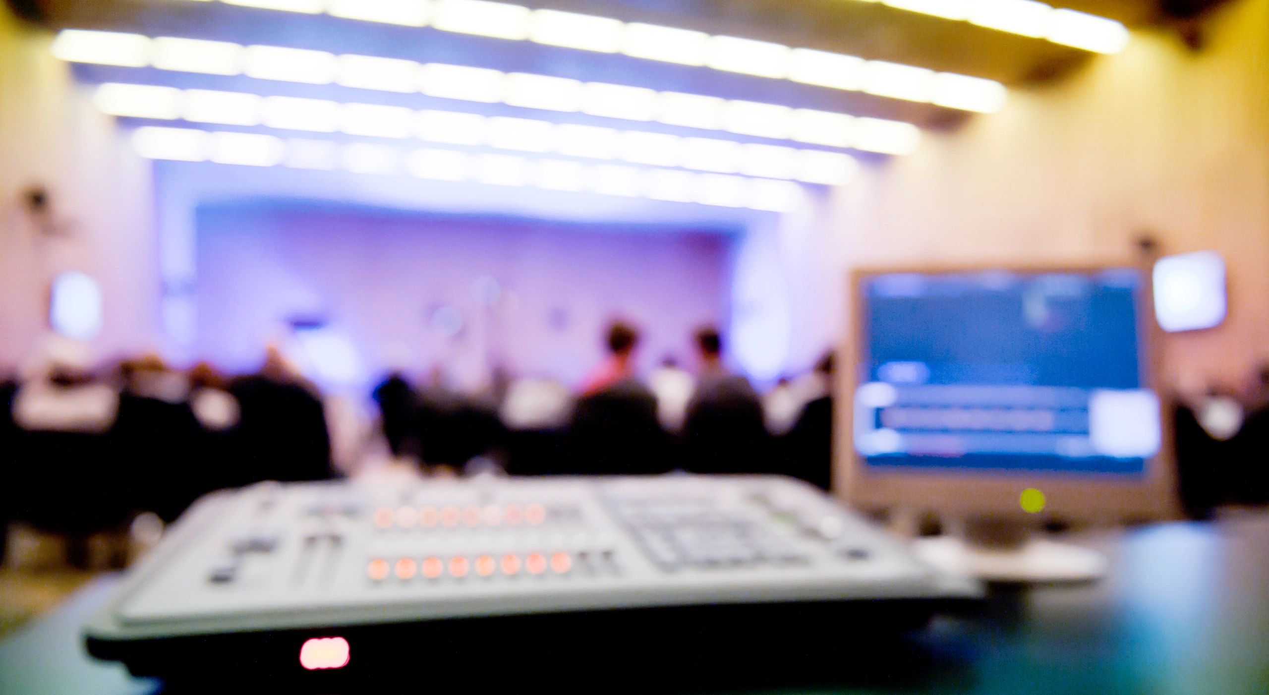 Público mirando un escenario, referencia de pantallas LED para eventos