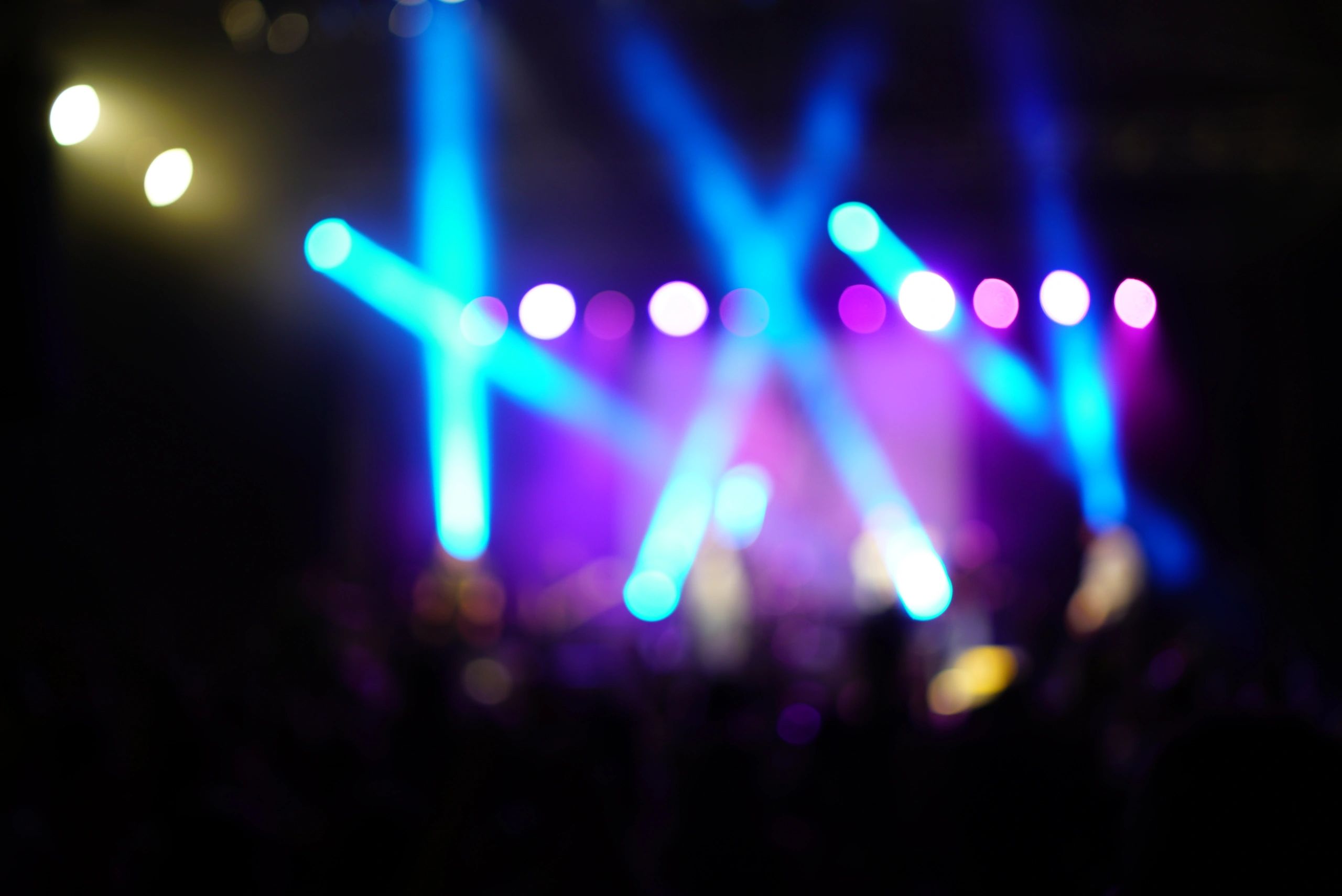 Escenario con público y pantallas luminosas durante un show